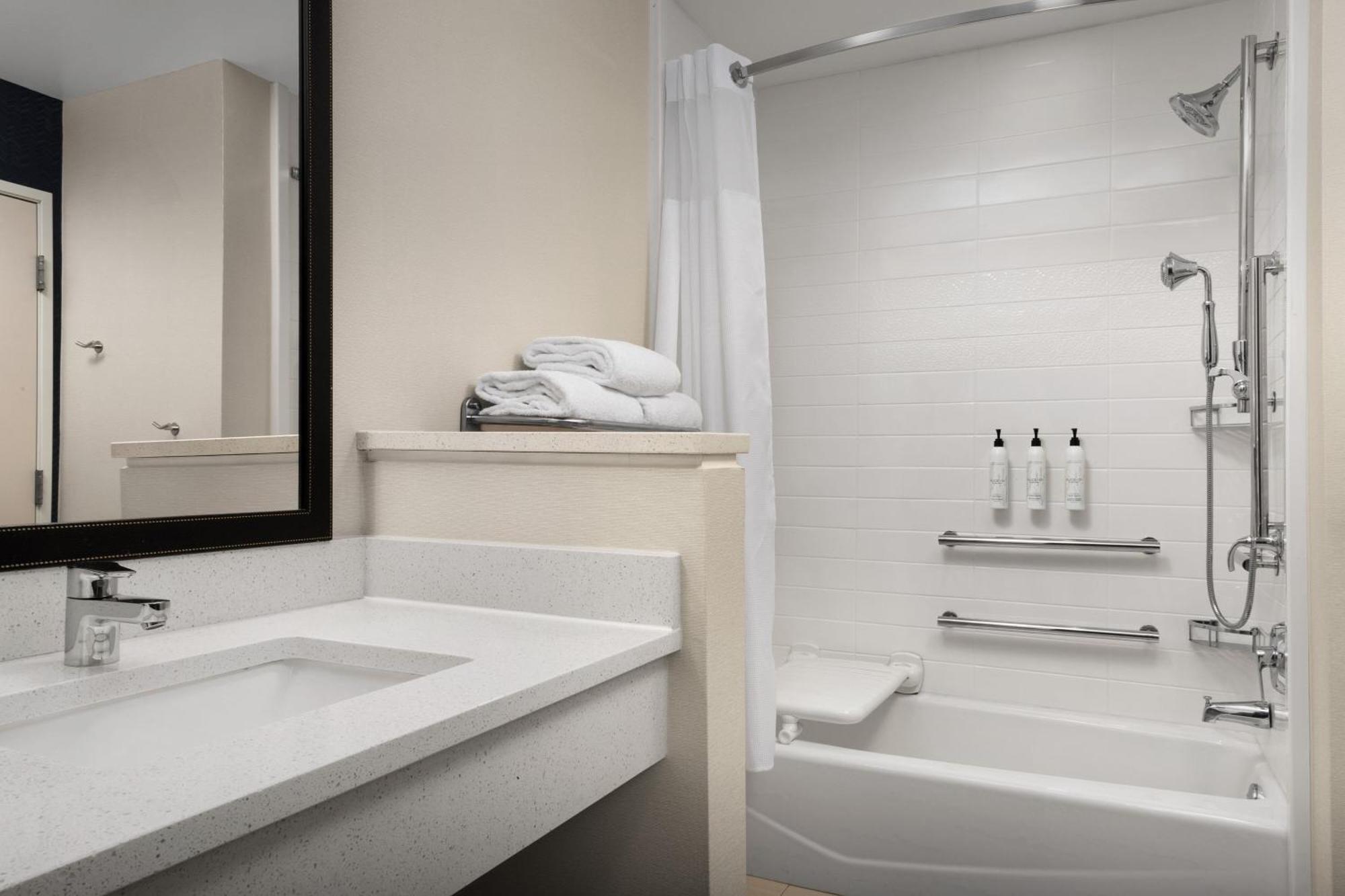 Fairfield Inn & Suites By Marriott Panama City Beach Upper Grand Lagoon Exteriör bild